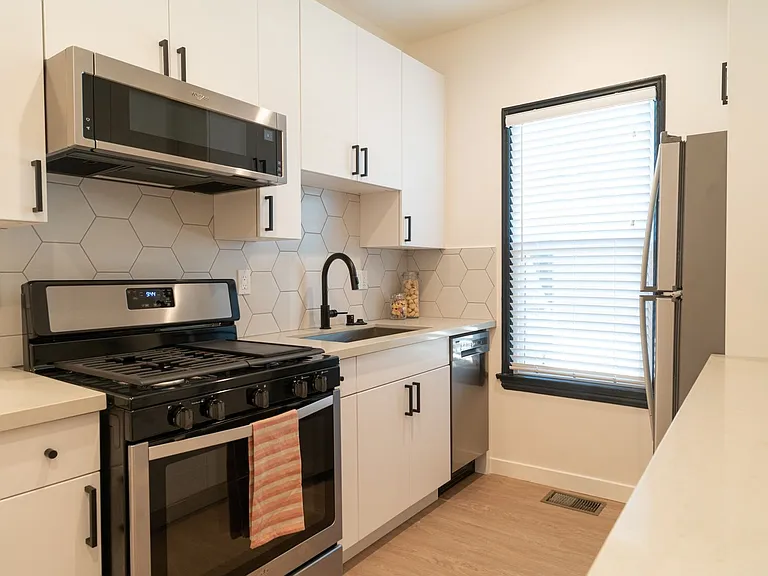 22-24 Park Ave — Photo 6