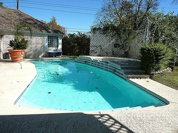 Huge Gunite Pool with Raised Spa! Tons of Extra Yard Space!