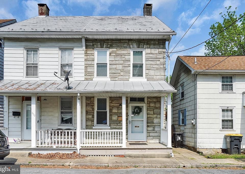 1st image of 204 N Elm St