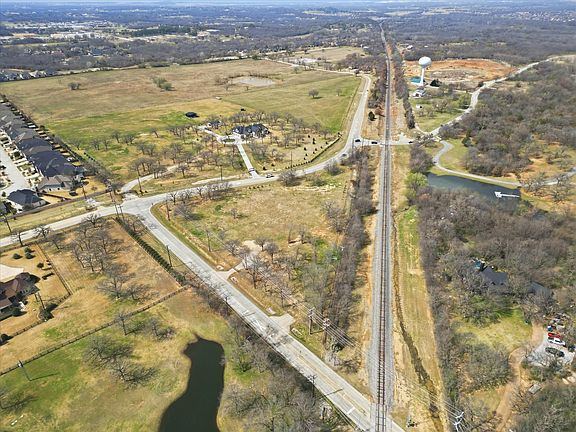3rd image of 225 Orchid Hill Ln