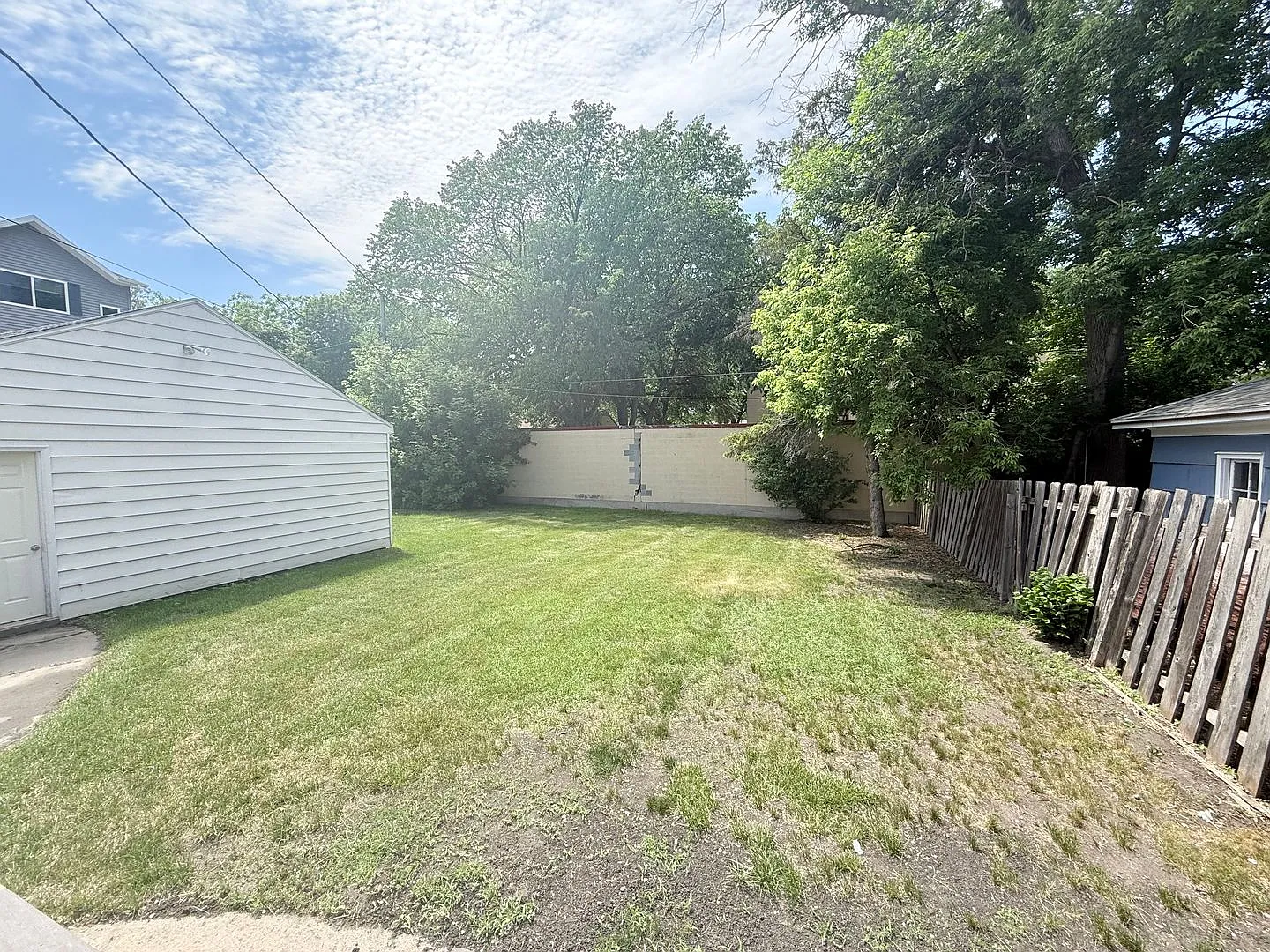 Spacious 5 Bedroom Home Across from Concordia Football Field — Photo 4