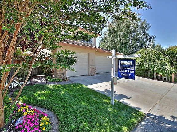 3 Car Garage &amp; Landscaped Sideyard