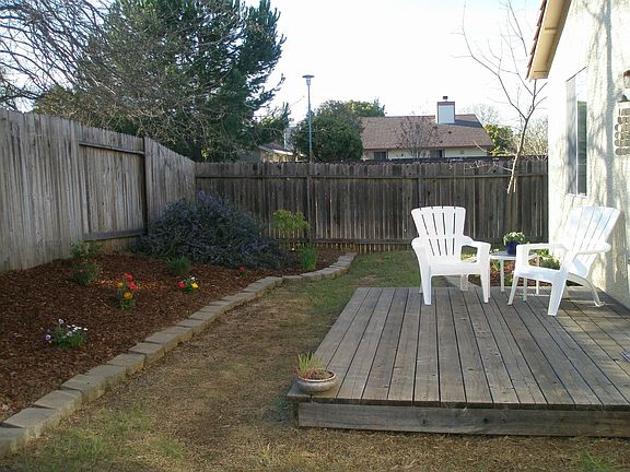 Low maintenace yard w/deck