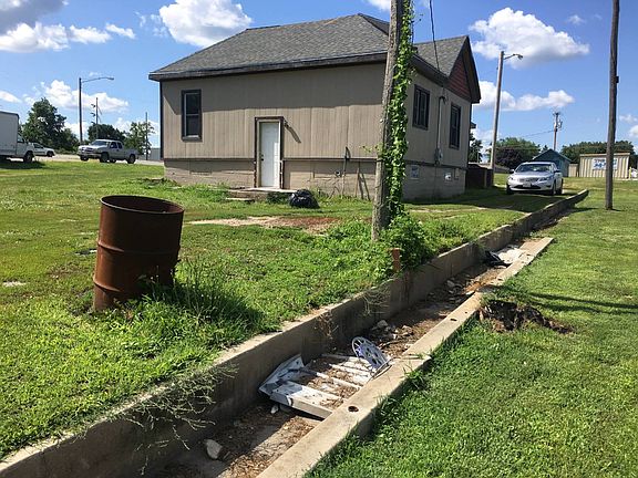 5th image of 906 E 9th St