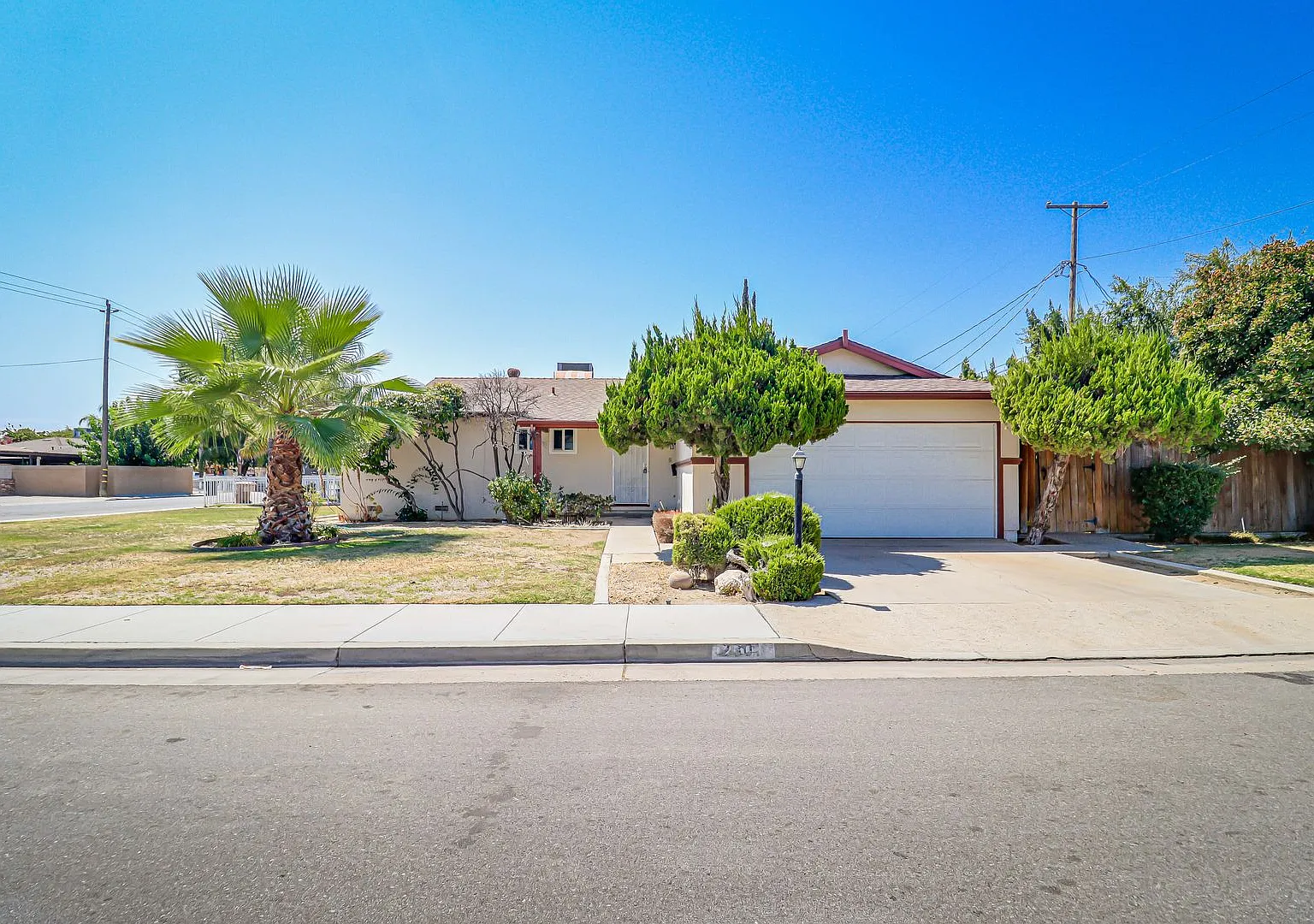 3 Bedroom in SW Bakersfield — Photo 1