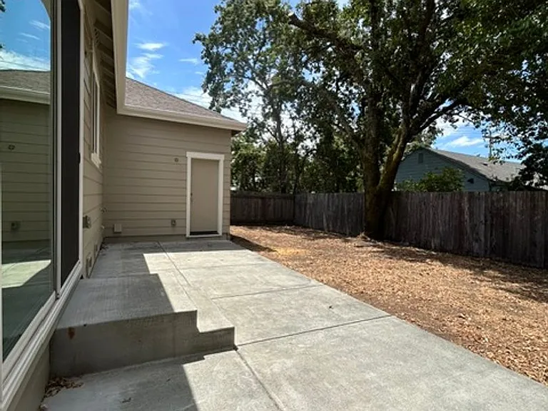 1217 Jennings Ave — Photo 14