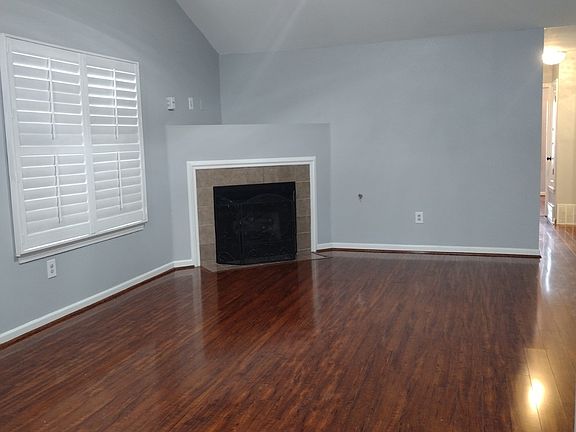 Spacious Living room with Fireplace