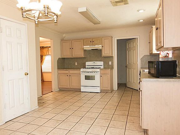 4th image of 1103 Bolton Dr