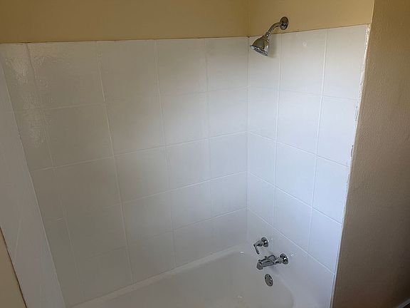 5th image of 806 Hickory St
