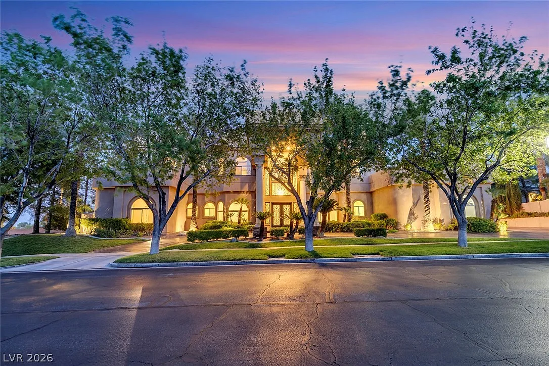 6 bed, 8.0 bath, 7392 sqft, $12,500 — Photo 2