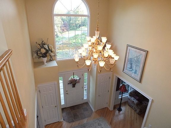 2nd image of 14 Oak Hollow Ln