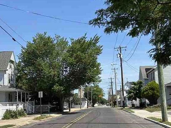 Exterior Neighborhood (street photo)