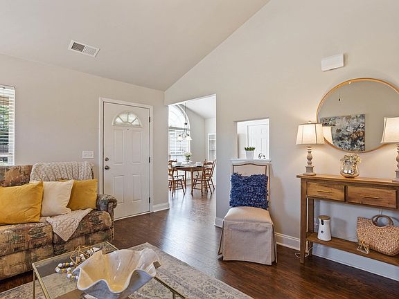 4th image of 2091 Edgewood Dr