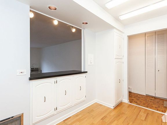 3rd image of 4334 N Clarendon Ave