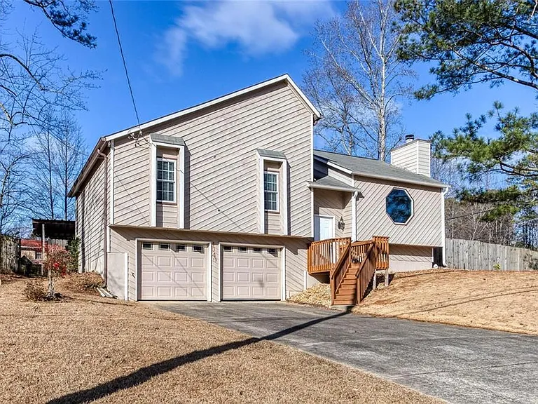 4049 Leicester Dr NE — Photo 36
