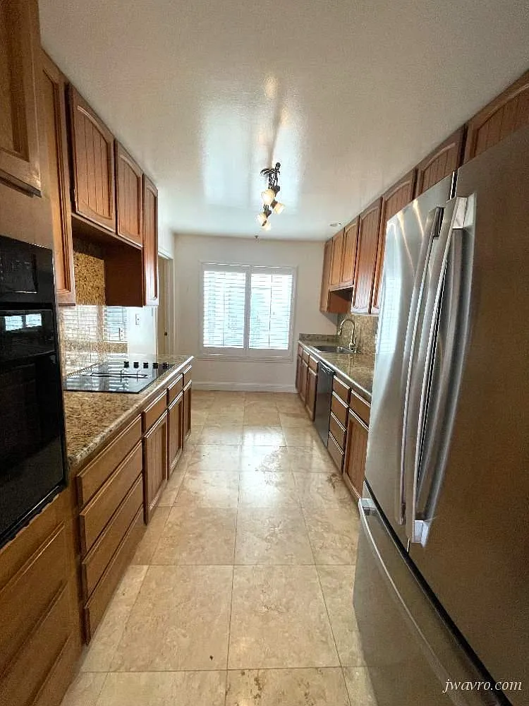 Top floor 2 bedroom apt with private deck, views, parking! — Photo 3
