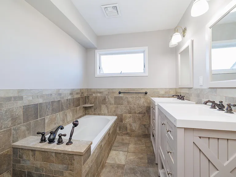 primary bedroom bath