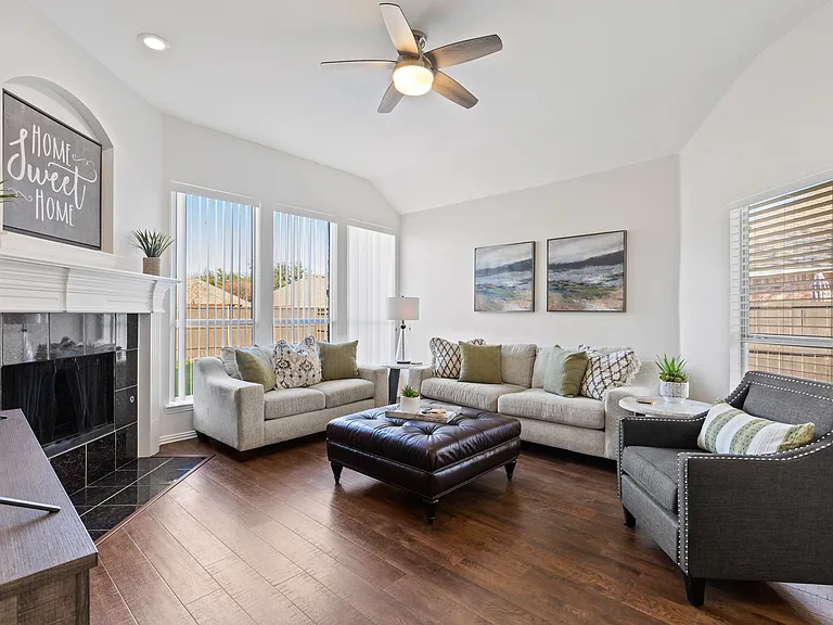 1438 Royal Oaks Dr — Photo 1