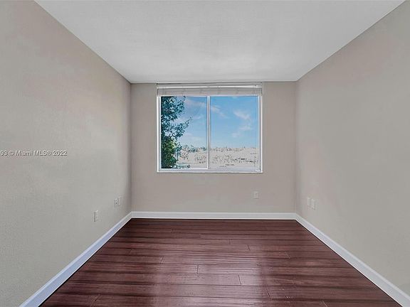 4th image of 1720 NW North River Dr APT 411