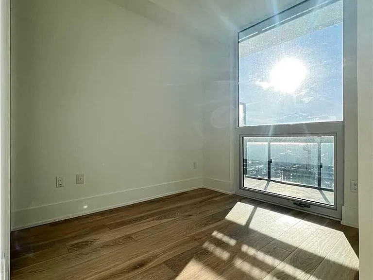 39 Roehampton Ave — Photo 2
