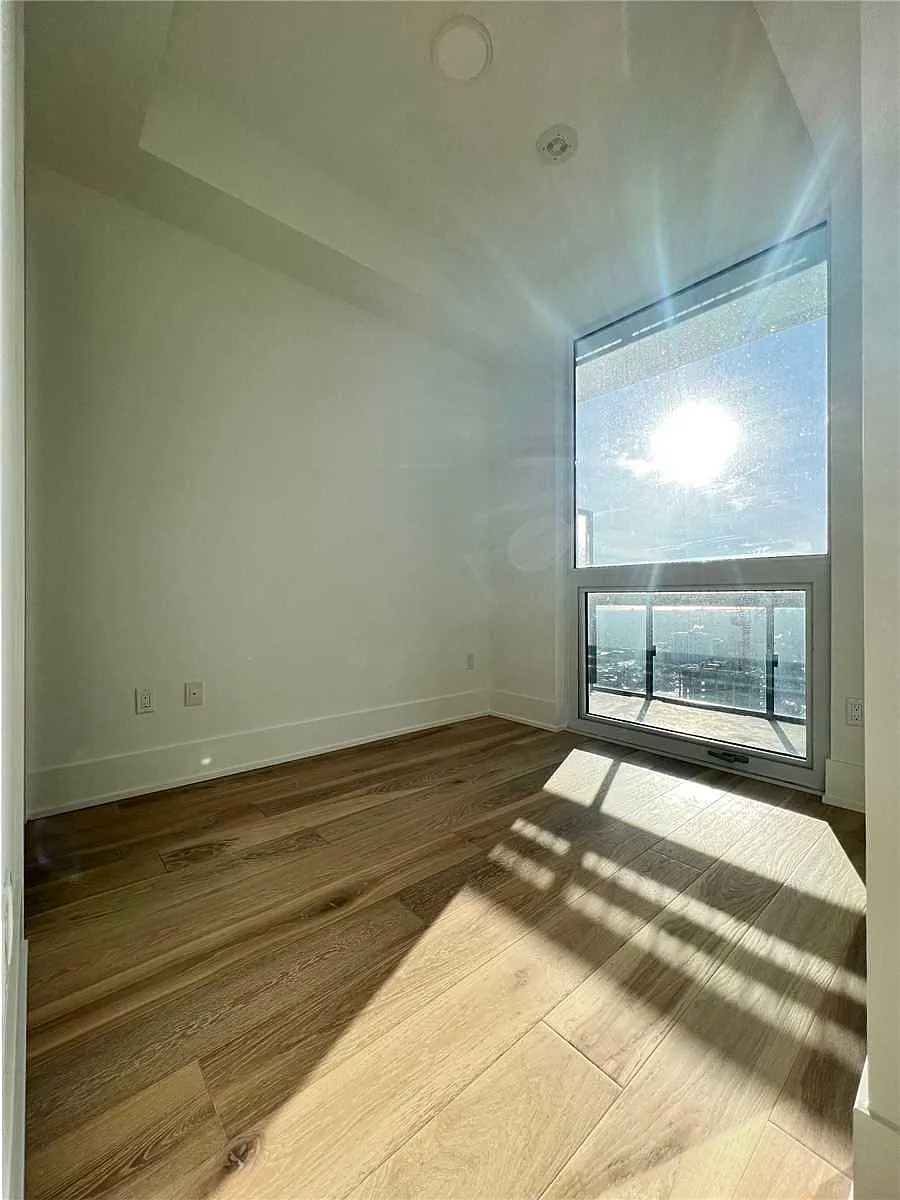 Building Photo - 39 Roehampton Ave