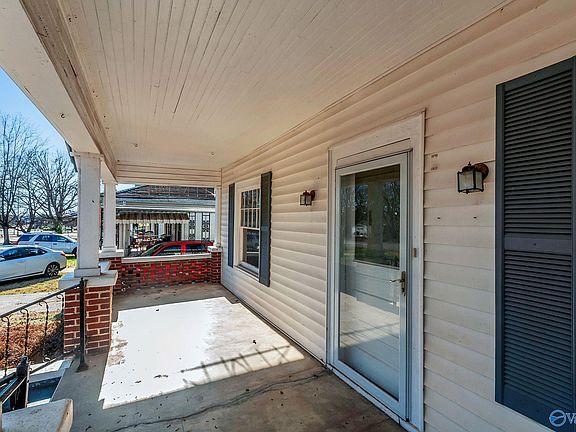 3rd image of 2103 Lee High Dr NE