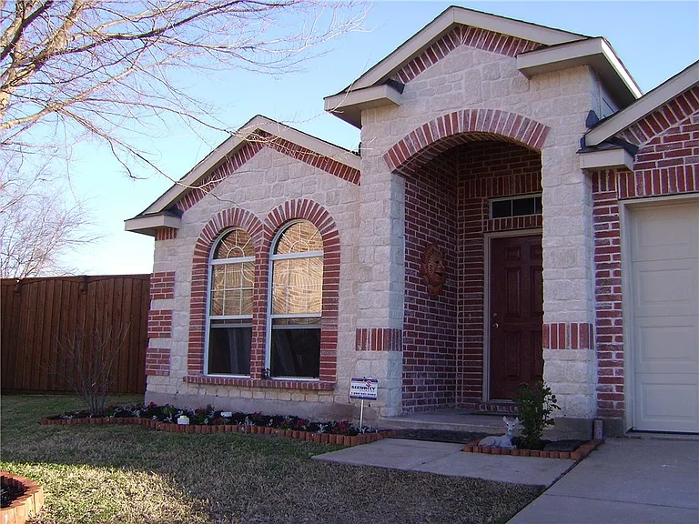 584 Arthur Dr — Photo 2