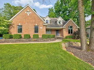 998 Wildbrook Ln, Lake Orion, MI 48362