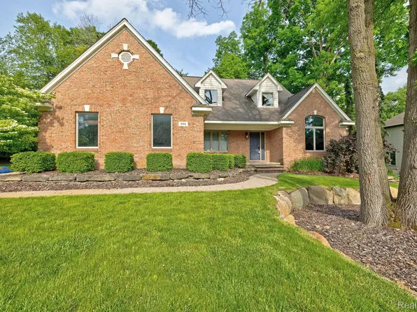 998 Wildbrook Ln, Lake Orion, MI 48362