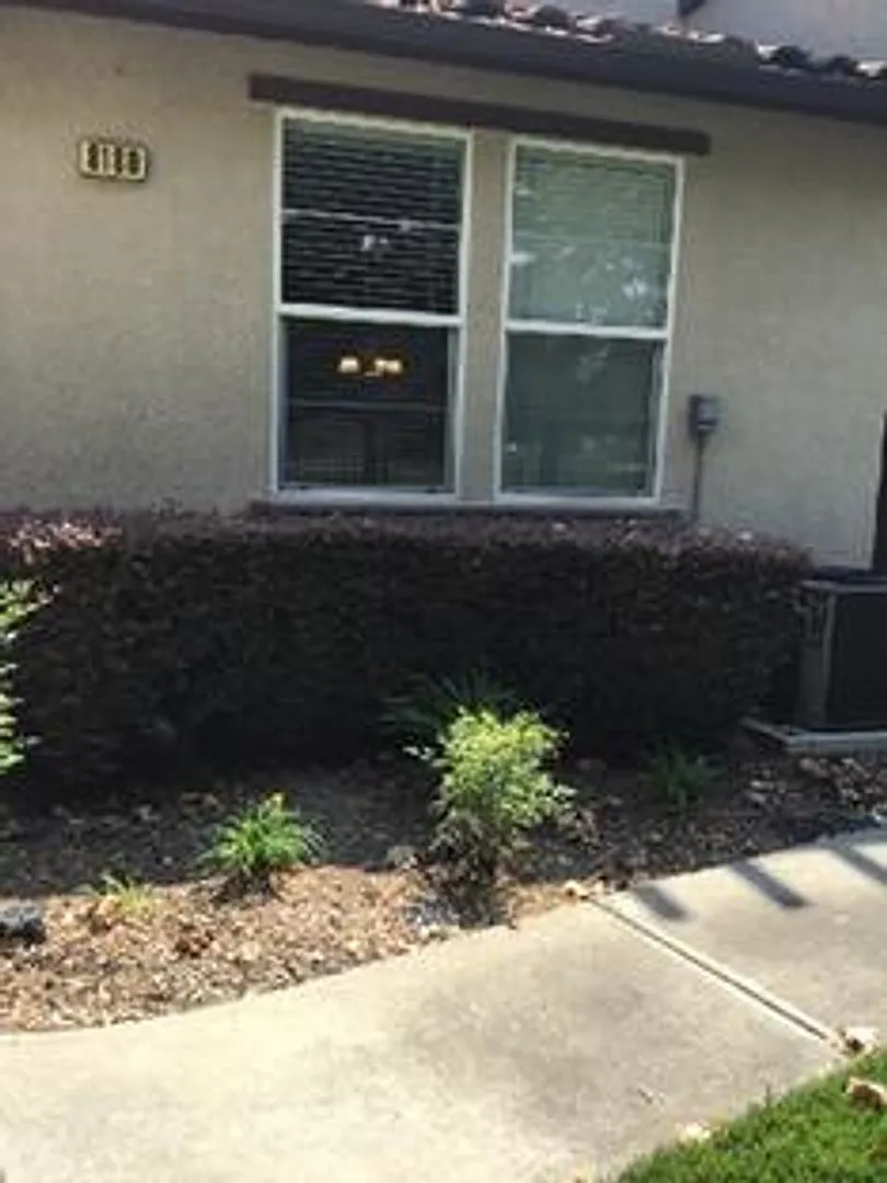 Beautiful 3-Bedroom Condo in Elk Grove — Photo 2
