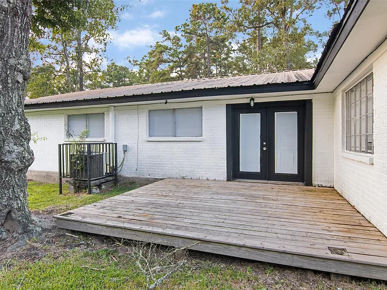 1702 Athens Dr — Photo 2