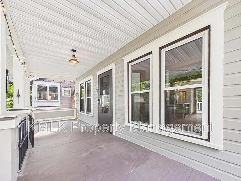 3 bed, 2.0 bath, 1332 sqft, $1,900 — Photo 4