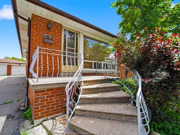 29 Fernando Rd, Toronto, ON M9M 2P7