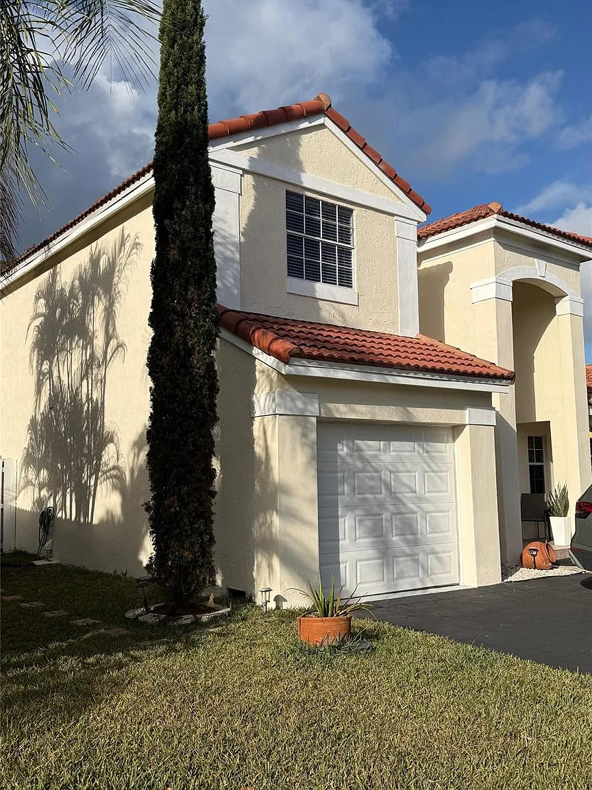 3 bed, 2.5 bath, 1631 sqft, $4,100 — Photo 3