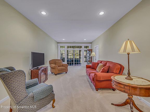 4th image of 42 Wyndham Rd