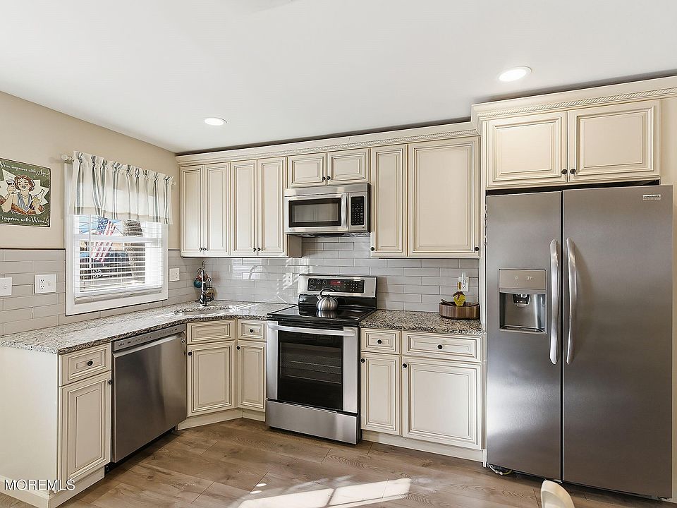 1st image of 486B Thornbury Court #1002