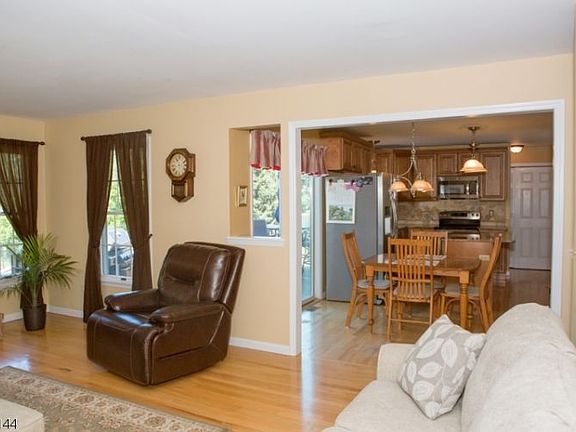 5th image of 13 Dorset Ln