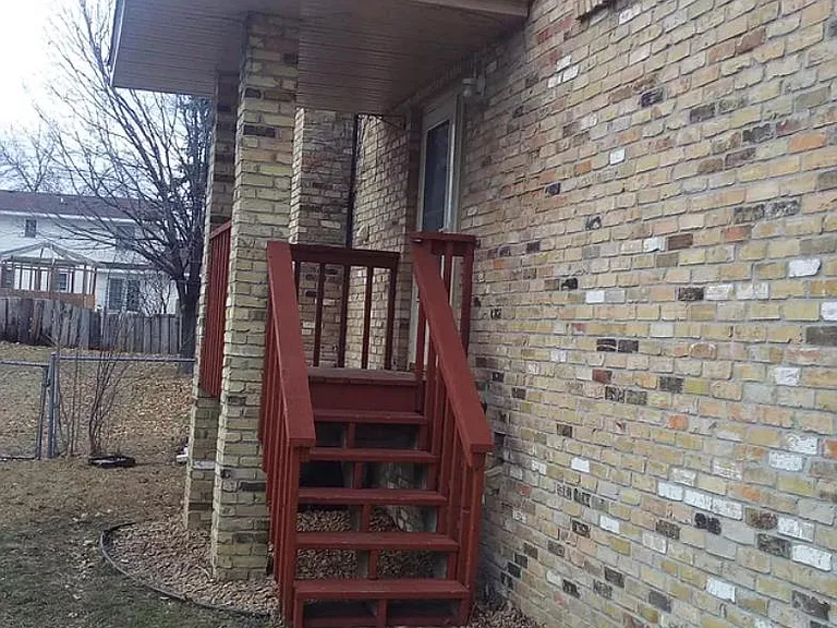 2300 Amberwood Dr — Photo 4