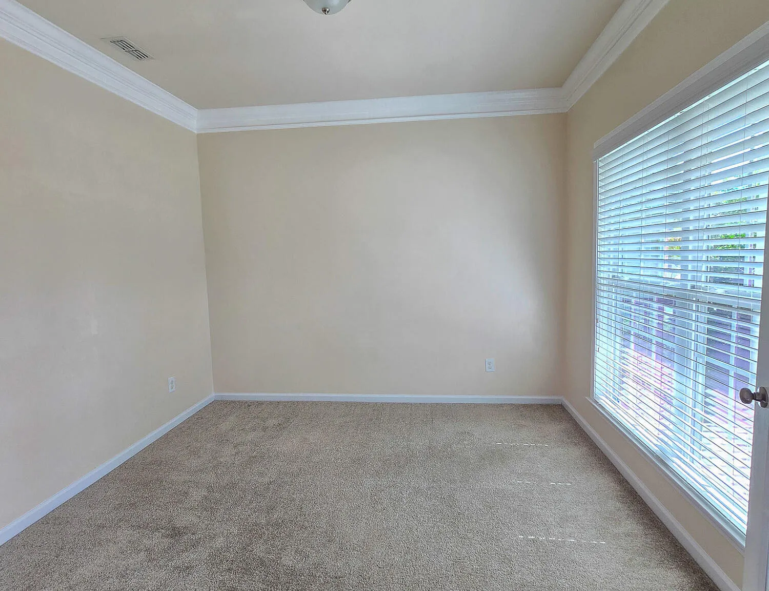5 bed, 3.0 bath, 2627 sqft, $2,995 — Photo 4