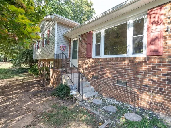 813 Robinhood Rd, Reidsville, NC 27320