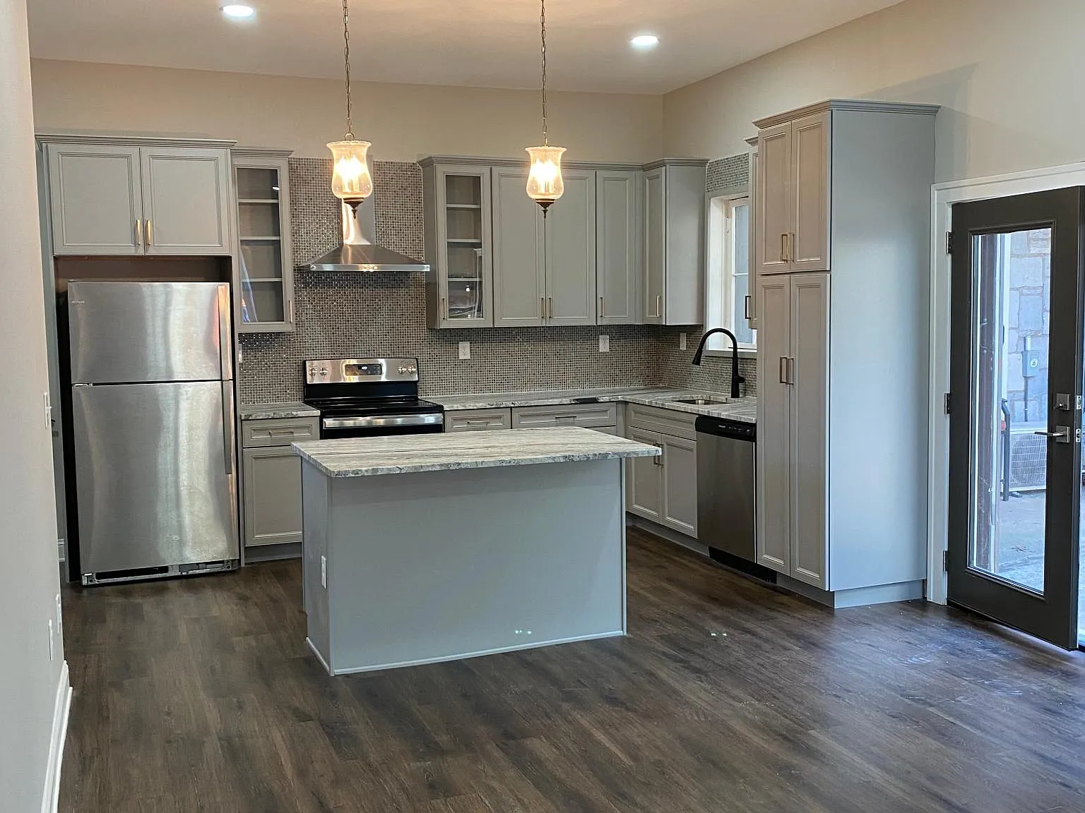 2 bed, 1000 sqft, $1,750 — Photo 2
