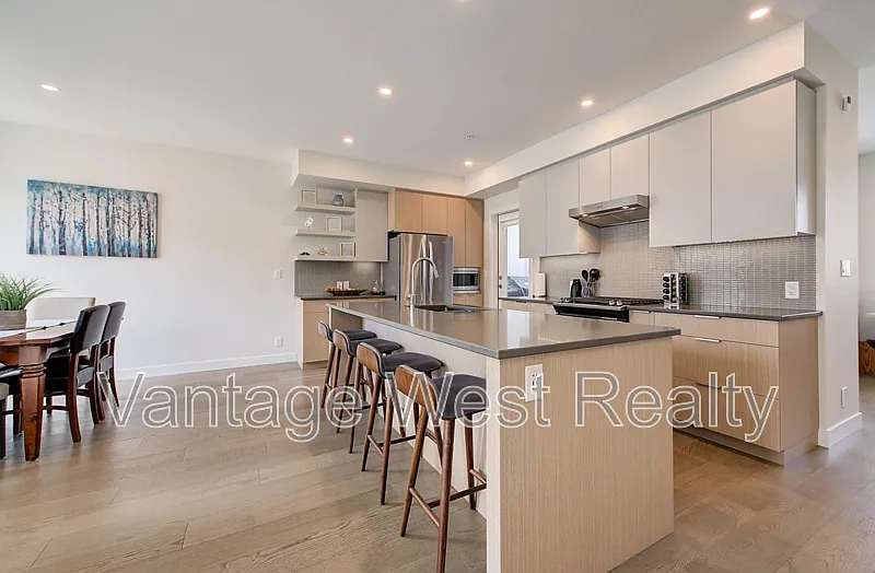 4 bed, 3.5 bath, 2200 sqft, $3,200 — Photo 2