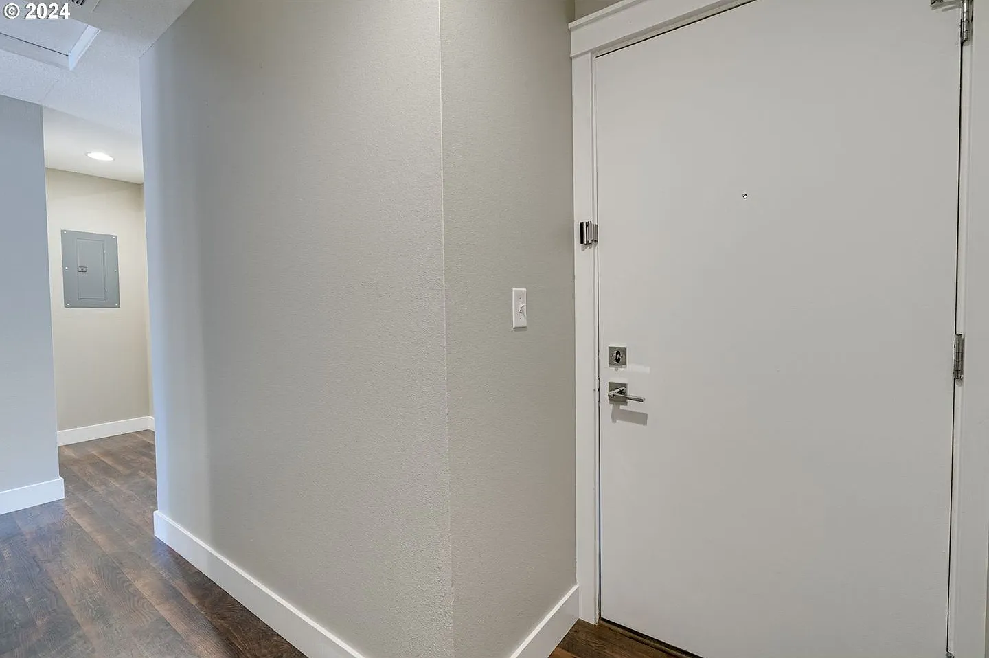 Beautifully Remodeled Beaverton 2-Bedroom Condo Across from Nike with Designer Kitchen, A/C & Cov... — Photo 4