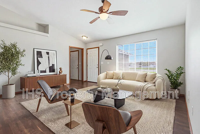 3 bed, 2.0 bath, 1344 sqft, $2,295 — Photo 2