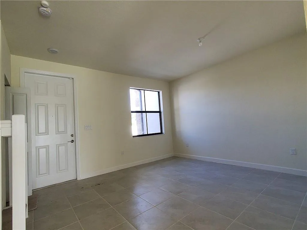 3 bed, 2.5 bath, 1412 sqft, $3,200 — Photo 2