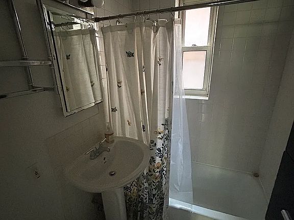5th image of 210 E 21st St APT 3C