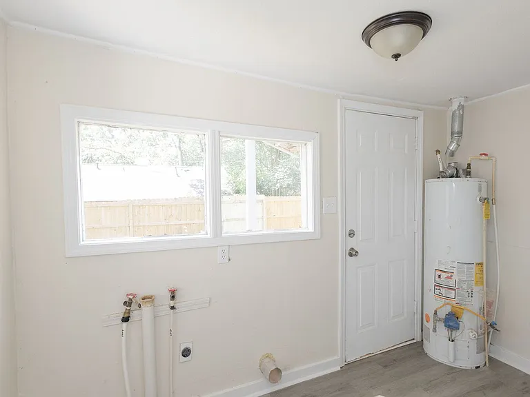 1018 W Broad St — Photo 15