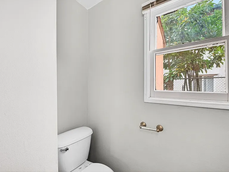 445 W 15th St — Photo 18