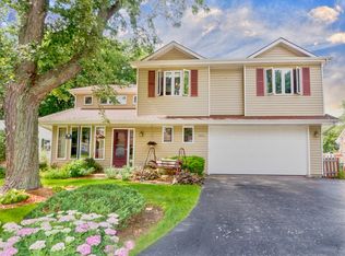 5413 Greenview Rd, Oakwood Hills, IL 60013