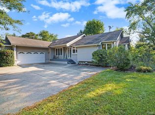 845 Hemingway Rd, Lake Orion, MI 48362